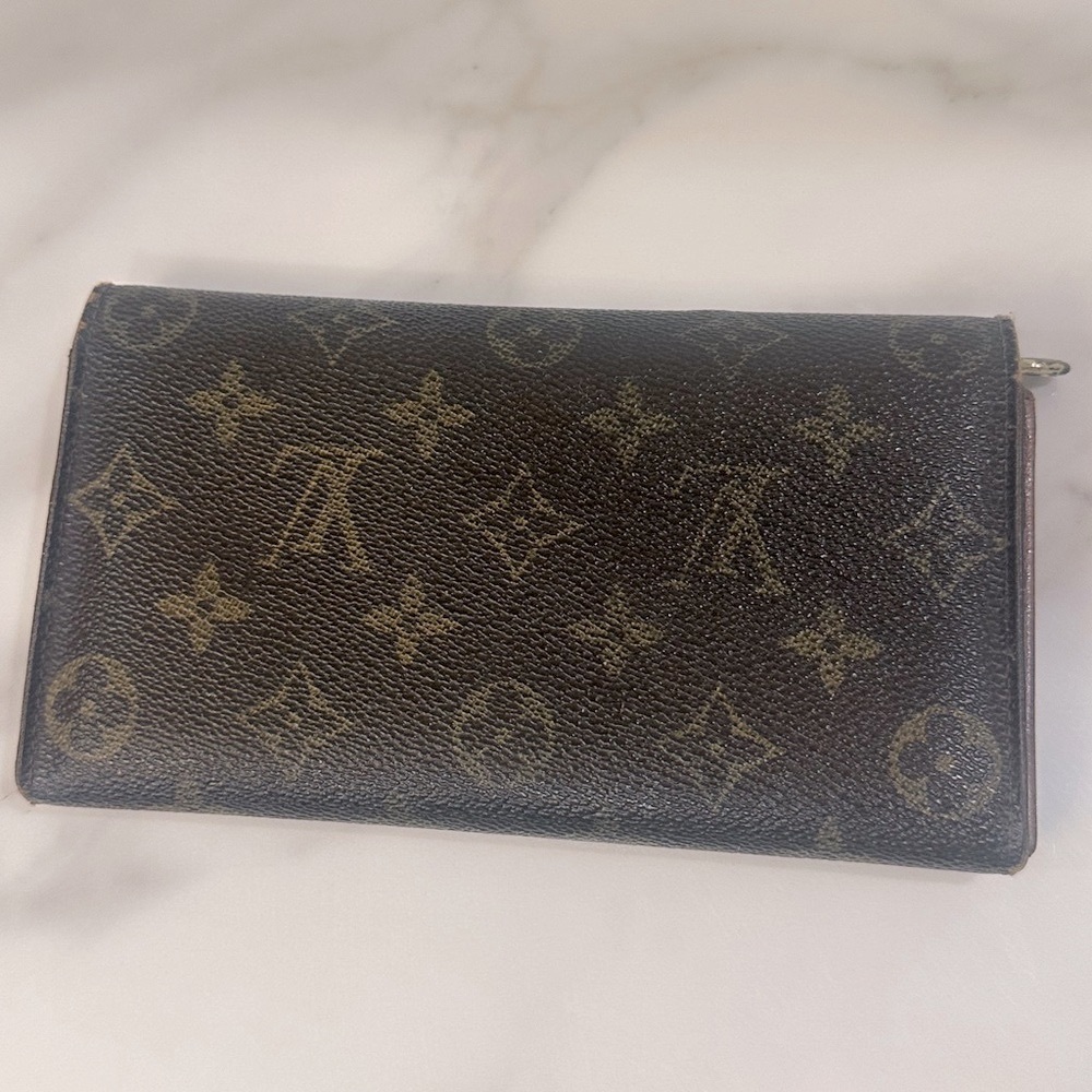 Louis Vuitton Monogram Sarah Wallet - Picture 2 of 16